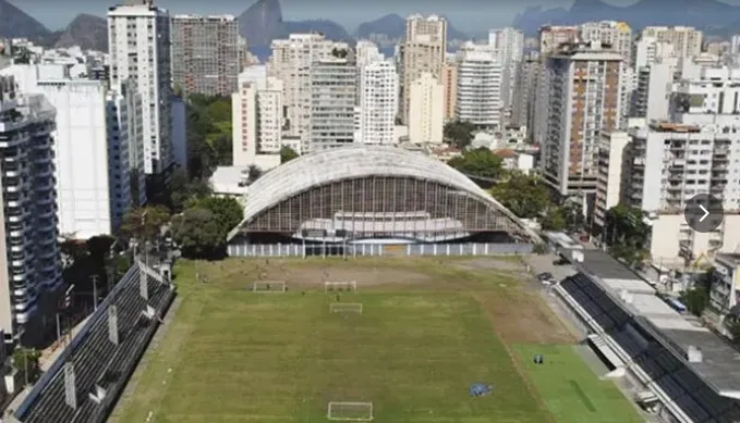 O Caio Martins foi inaugurado em 1941, com a finalidade principal de sediar os jogos do Canto do Rio no Campeonato Carioca, e chegou a ser usado como presídio durante alguns meses logo após o golpe militar de 1964. Os militares transformaram o local em ponto de triagem de pessoas suspeitas de pertencerem a grupos organizados contra a ditadura.