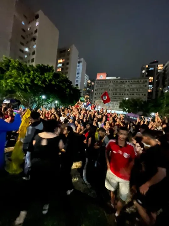 Grande grupo de estudantes fez manifestação contra o ex-presidente Jair Bolsonaro e sua família