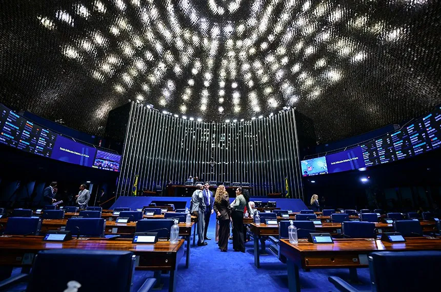 São necessários, pelo menos, 49 votos a favor, em cada turno, para ser aprovada