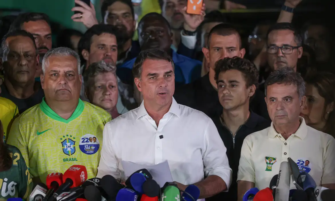 Sem fazer menção aos mais de 59 milhões de votos recebidos, Flávio Bolsonaro saiu sem responder às perguntas