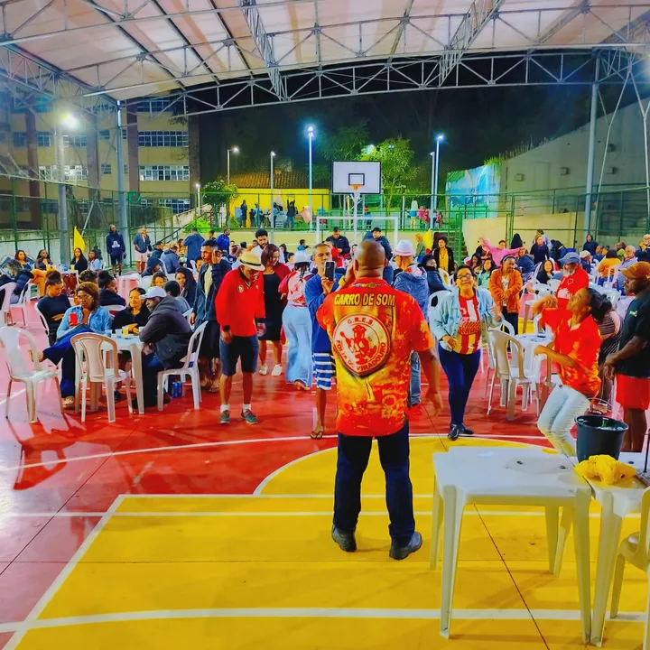 Os segmentos da escola entoaram sambas antológicos do Carnaval Brasileiro e obras que embalaram desfiles marcantes na história da Folia