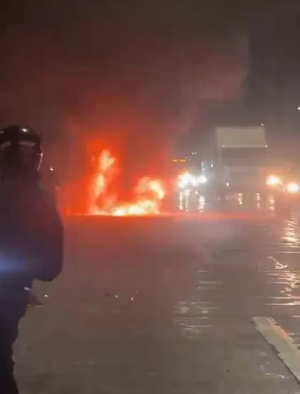 Fogo atingiu a parte da frente do ônibus
