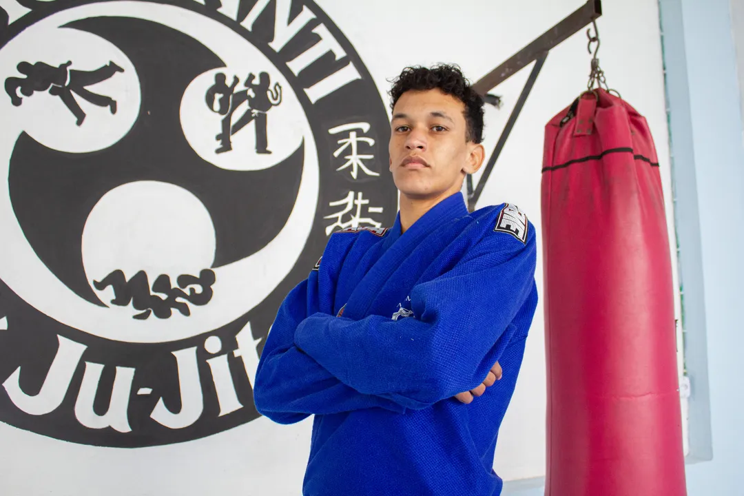 Jovem lutador de São Gonçalo vende doces para competir no jiu-jitsu