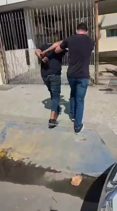 Homem preso por agredir motorista de aplicativo