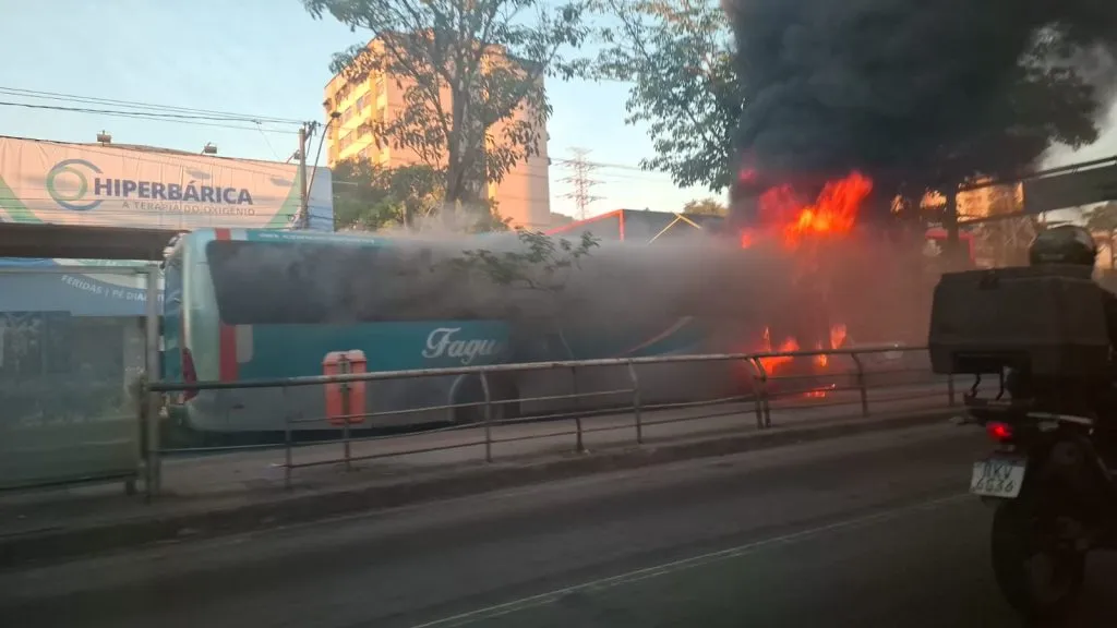 Ônibus da Viação Fagundes pegou fogo na Alameda São Boaventura