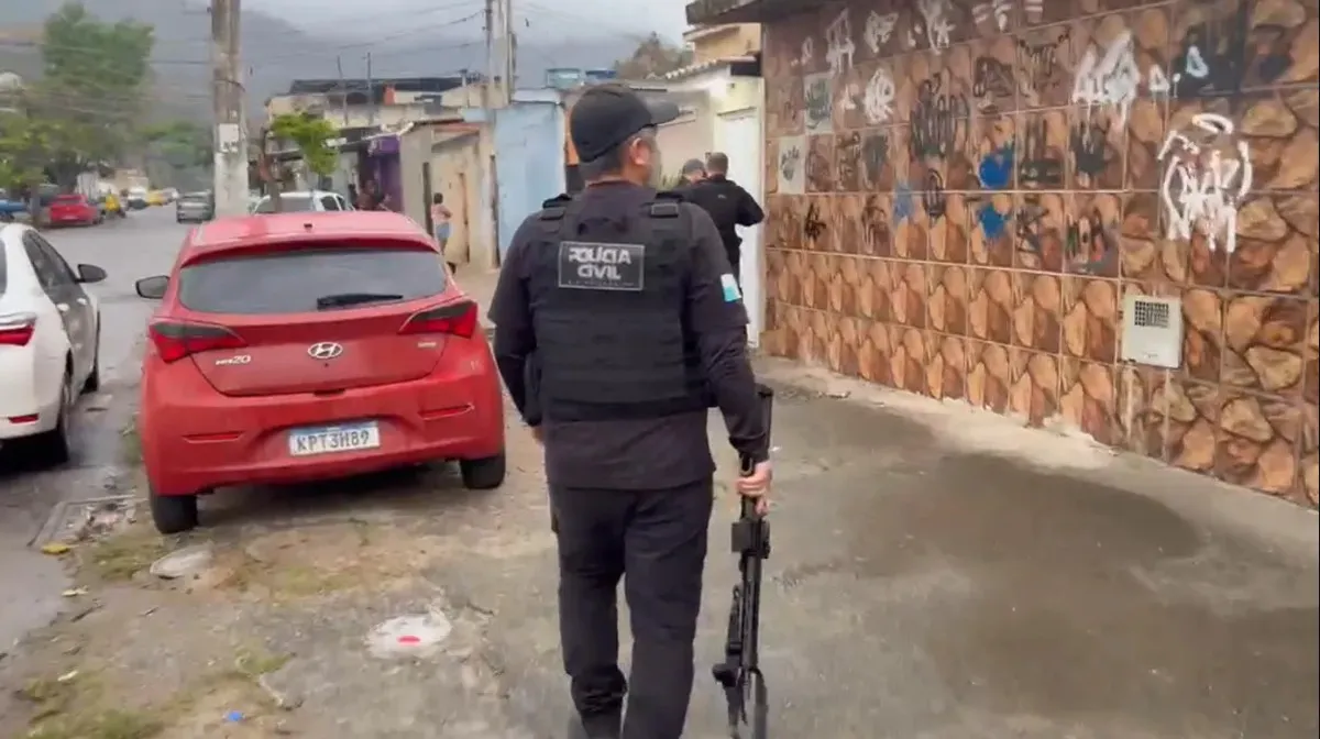 Os agentes têm como objetivo cumprir mandados de prisão e de busca e apreensão em endereços na Zona Oeste e na Zona Sudoeste