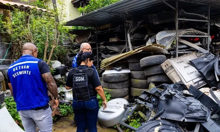 O local foi autuado por riscos ao meio ambiente e à saúde humana, causados pela contaminação do solo e pela geração de resíduos perigosos