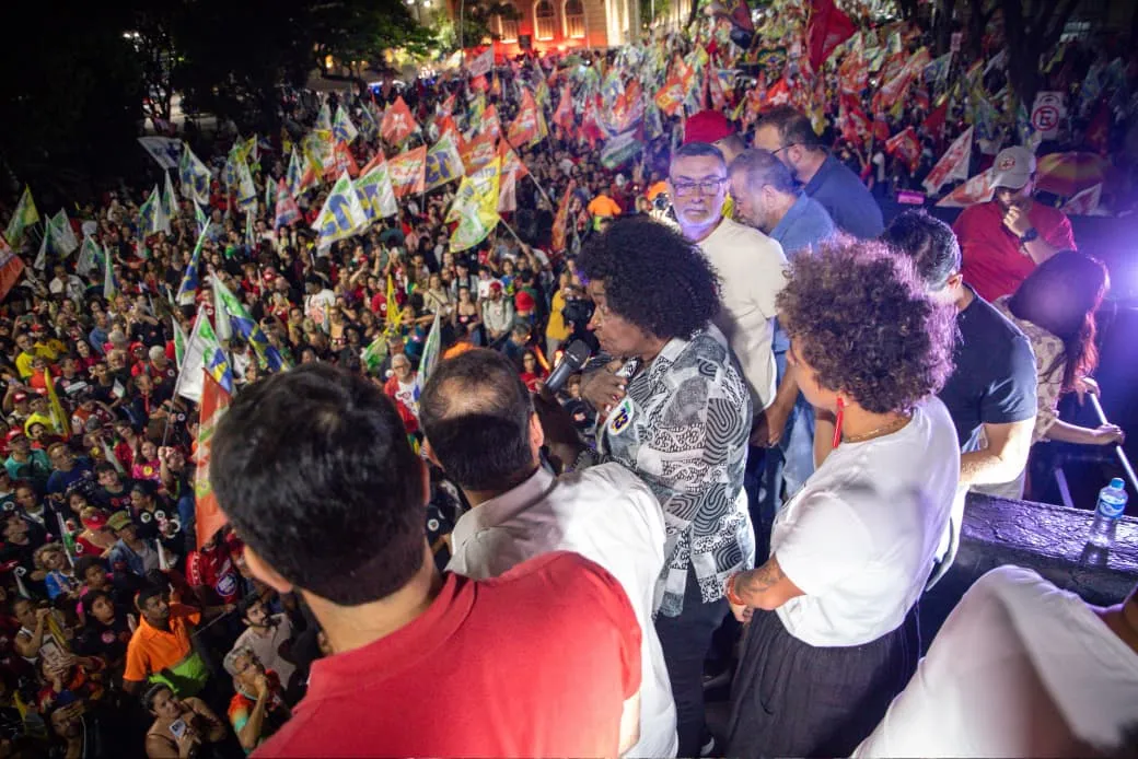 O ato reuniu parlamentares, lideranças políticas e apoiadores do presidente, com discursos em defesa da democracia e da garantia dos direitos sociais dos brasileiros