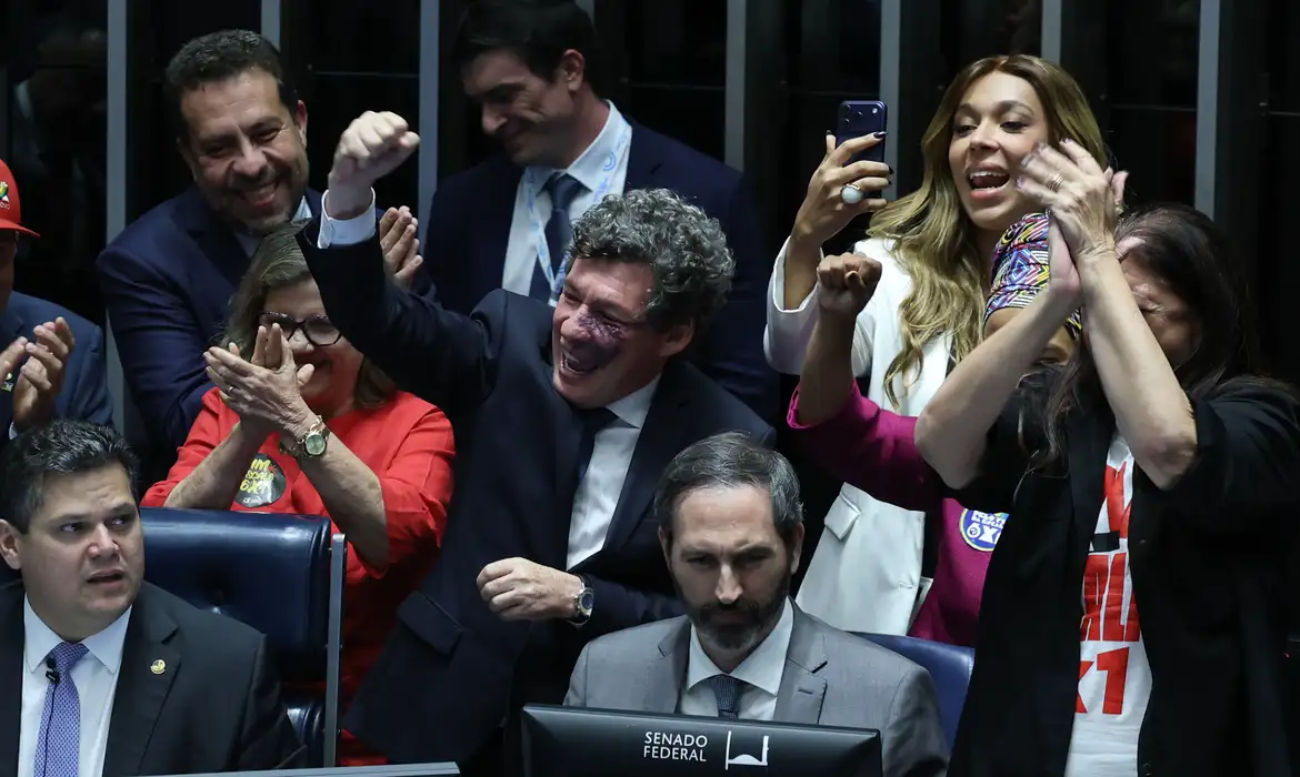 Foram 75 votos a favor da PEC e apenas um contrário, em ambos os turnos