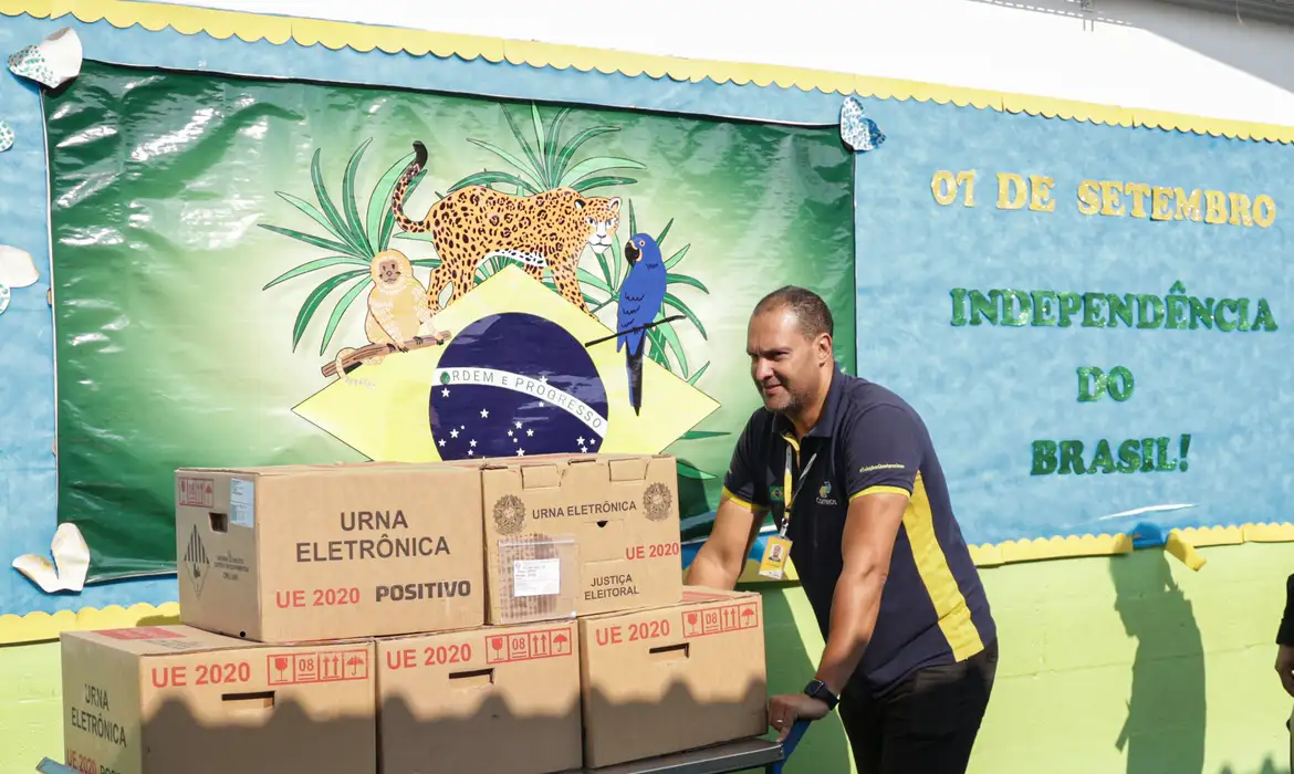 No site, é necessário clicar em “Onde Votar”, menu “Consultas”, preencher os dados solicitados e inserir o código de autenticação do e-Título