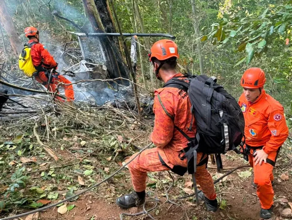 Quatro pessoas morrem em queda de helicóptero na região da Vista Chinesa, no Rio de Janeiro
