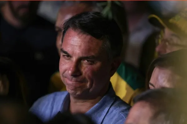 Flávio Bolsonaro foi acusado de fugir do Brasil à Argentina de onde embarcaria em um voo particular para os Estados Unidos