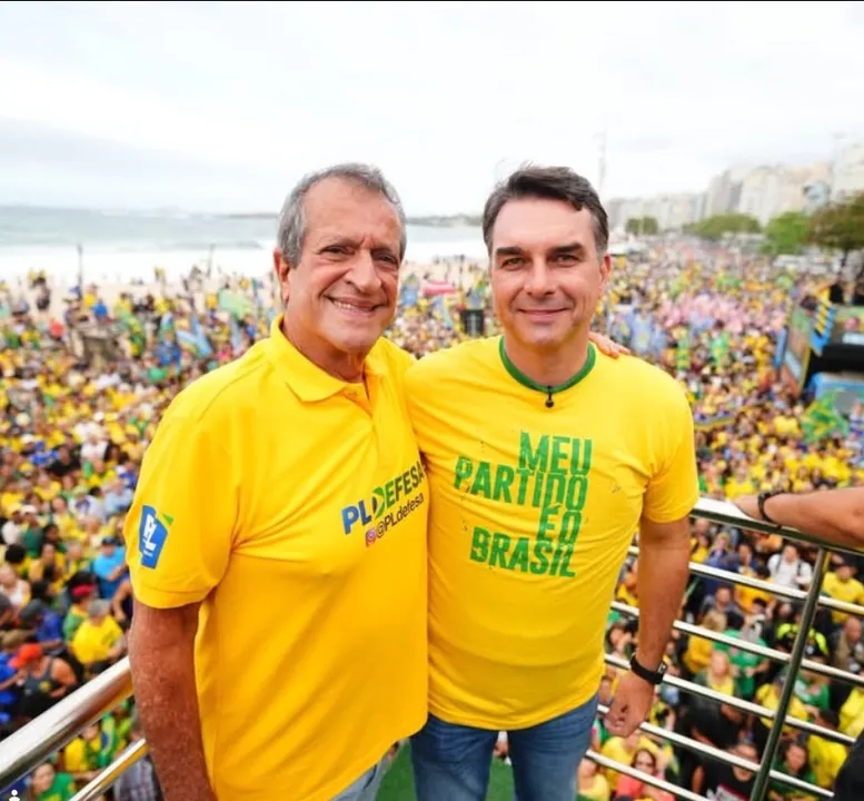 Waldemar, junto com Flávio Bolsonaro, durante campanha eleitoral nas eleições presidenciais. Presidente do PL reprovou atitude de Flávio em divulgar cartar, se negando a reconhecer resultado