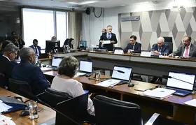 CCJ do Senado aprova PEC que acaba com jornada 6x1