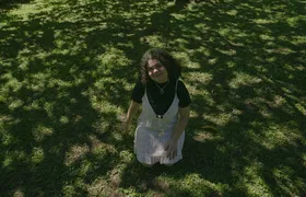 Cantora de Niterói transforma desabafo sobre o tempo perdido em primeiro single: conheça 'Sombras'