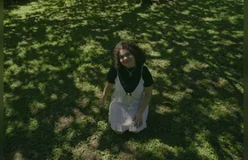 Cantora de Niterói transforma desabafo sobre o tempo perdido em primeiro single: conheça 'Sombras'