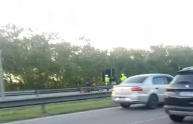 Duas pessoas morrem em acidente entre motocicleta e caminhão na BR-101, em Niterói
