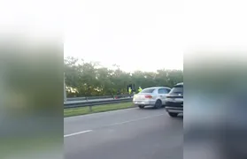 Duas pessoas morrem em acidente entre motocicleta e caminhão na BR-101, em Niterói