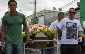 Enterro de motoboy morto por policiais é marcado por emoção e indignação