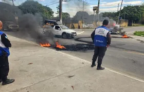 Moradores fazem protesto após homem ser baleado pela PM em Itaipu