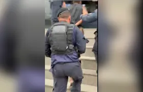 Homem é preso após esfaquear adolescente de 16 anos a caminho da escola
