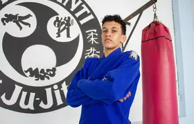Jovem lutador de São Gonçalo vende doces para competir no jiu-jitsu
