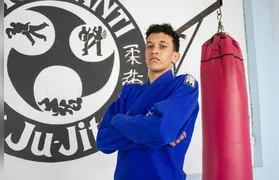 Jovem lutador de São Gonçalo vende doces para competir no jiu-jitsu