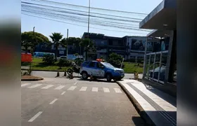 Mulher furta viatura da PM durante abordagem e bate após perseguição