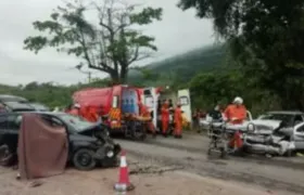 Mulher morre e nove ficam feridos em acidente na RJ-106, em Maricá