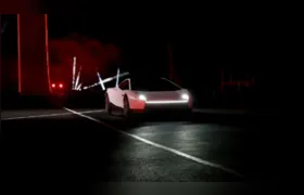 O futuro chegou? Tesla apresenta carro que voa, gira no ar e anda de cabeça para baixo; vídeo
