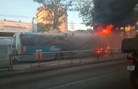 Ônibus pega fogo na Alameda, em Niterói, e embola o trânsito nesta sexta-feira