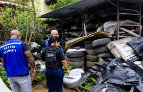 Ferro-velho irregular é interditado e proprietário é preso em Itaipu