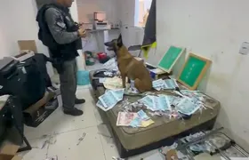 PM encontra gráfica de dinheiro falso durante operação contra o tráfico no Complexo da Maré