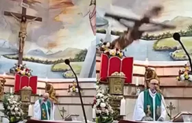 Padre morre após cruz cair sobre ele durante missa transmitida ao vivo no Equador