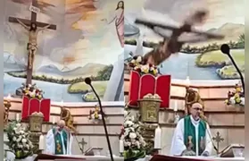 Padre morre após cruz cair sobre ele durante missa transmitida ao vivo no Equador