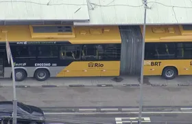 Passageiro é morto após ser atingido por bala perdida dentro de BRT em Jacarepaguá