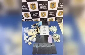 Polícia Penal RJ apreende 28 celulares e drogas em unidades prisionais