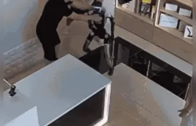 Robô entra em ‘modo combate’ e ataca cliente em loja na Rússia; veja vídeo