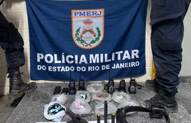 Três homens são presos com pistola, drogas e rádios em área de mata em Santa Bárbara