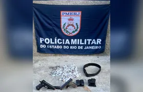 Três homens são presos com pistola, drogas e simulacro no Engenho do Mato, em Niterói
