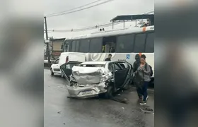 Engavetamento com 22 veículos deixa 10 feridos e motorista morto na Dutra