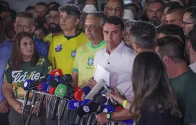 Flávio Bolsonaro teria fugido do Brasil com a família para pedir asilo nos EUA, diz colunista