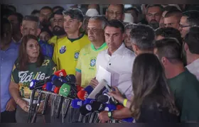 Moraes manda Flávio entregar passaporte e o proíbe de deixar o país