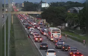 Acidente na BR-101 dificulta a chegada à cidade do Rio nesta terça (4)