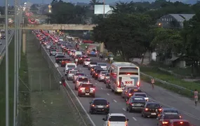Acidente na BR-101 dificulta a chegada à cidade do Rio nesta terça (4)