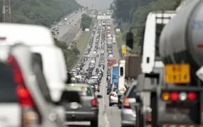 Acidentes deixam duas vítimas e causam lentidão na BR-101 nesta sexta-feira (7)
