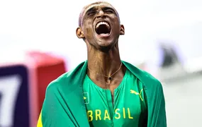 Alison dos Santos quebra recorde mundial dos 400m com barreiras