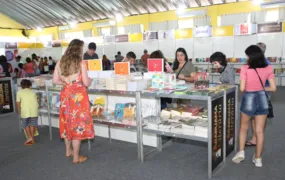 Alunos, professores e profissionais da educação receberão vale-livro na Araruama Literária