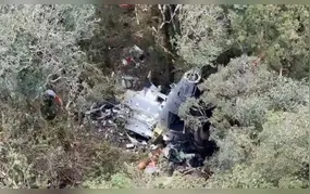 Bombeiros encontram helicóptero com corpo do cantor Rick