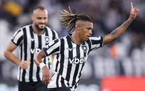 Botafogo vence o Grêmio por 3 a 2 no Nilton Santos e respira no Brasileirão